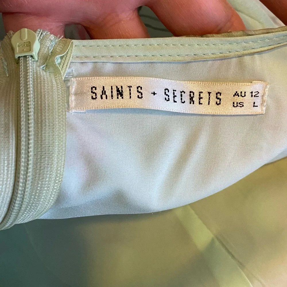 Size 12 - SAINTS + SECRETS Minty floral floaty mini dress - Picture 15 of 15